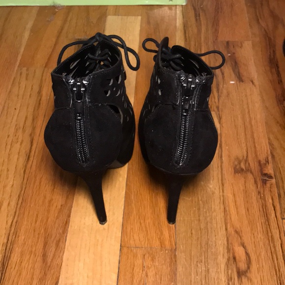 Black laced heels - Picture 2 of 5